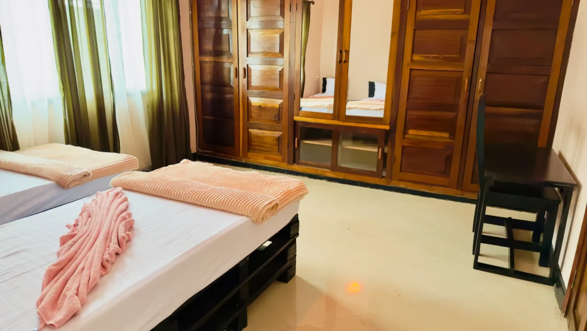 Nestova Hostel Wardrobe